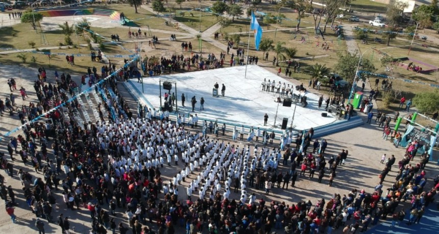 MÁS DE 400 ALUMNOS PROMETIERON LEALTAD A LA BANDERA ARGENTINA EN LA PLAZA 20 DE JUNIO