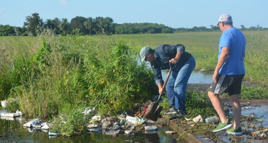 EL MUNICIPIO TRABAJA PARA ACELERAR EL ESCURRIMIENTO DEL CANAL LAS FLORES