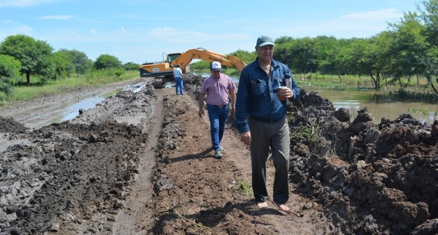 PAPP SUPERVISÓ EL TRABAJO QUE REALIZAN LAS MAQUINARIAS EN EL CANAL LAS FLORES