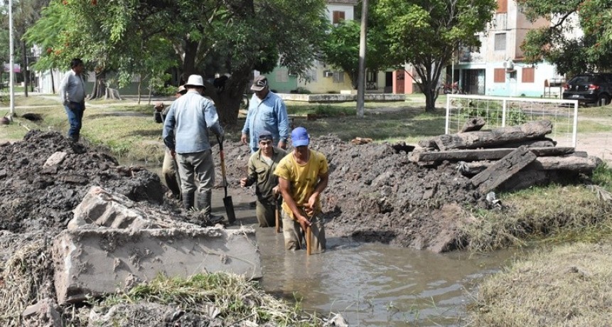 EL MUNICIPIO REALIZA TRABAJOS DE LIMPIEZA DE ALCANTARILLAS, BACHEO Y PINTURA EN LA CIUDAD