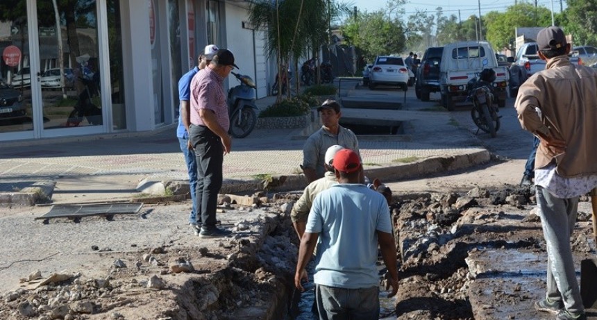 EL MUNICIPIO DE VILLA ÁNGELA REPARA Y COLOCA NUEVAS ALCANTARILLAS PARA MEJORAR EL ESCURRIMIENTO