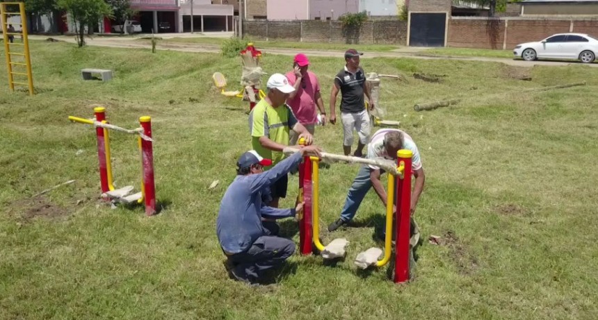 EL MUNICIPIO COLOCÓ JUEGOS EN LA PLAZA DEL BARRIO CÁMARA DE COMERCIO