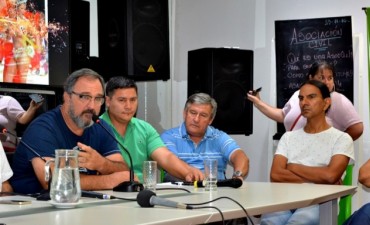 VILLA ÁNGELA YA PALPITA LOS SÚPER CARNAVALES: PRESENTARON LA COPA OFICIAL Y SELLARON LAS URNAS CON LA FIRMAS DE LOS PRESIDENTES DE LAS COMPARSAS