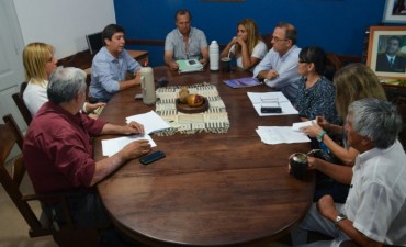 EL INTENDENTE PAPP Y CONCEJALES DE VILLA ÁNGELA SE REUNIERON CON GUSTAVO MARTÍNEZ PARA INTERCAMBIAR EXPERIENCIAS DE TRABAJO