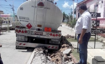 INSPECTORES DE TRÁNSITO DEL MUNICIPIO Y LA POLICÍA CAMINERA MULTARON A UN CAMIÓN QUE TRANSPORTABA COMBUSTIBLE Y DESTROZÓ UNA VEREDA