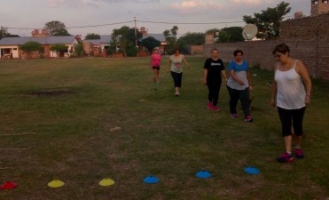 EL ÁREA DE DEPORTES DICTA CLASES DE FÚTBOL PARA CHICOS Y GIMNASIA PARA ADULTOS MAYORES