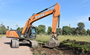 EL MUNICIPIO TRABAJA EN LIMPIEZA DE CANAL EN AVENIDA DEL TRABAJO