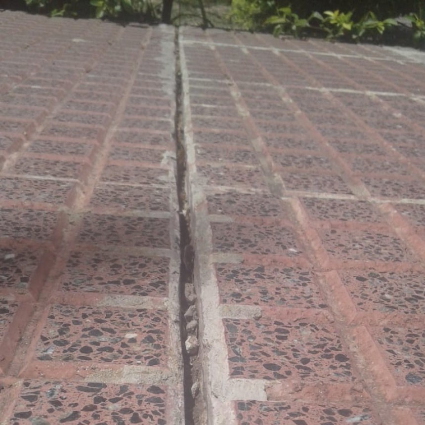 PLAZA CENTRAL SIN ILUMINACIÓN POR SUSTRACCIÓN DE CABLEADO SUBTERRÁNEO