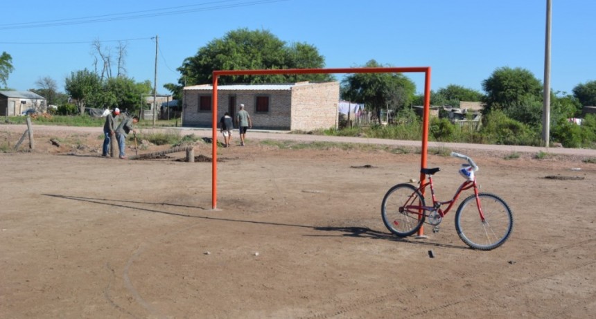 LA MUNICIPALIDAD RECUPERA UNA CANCHA DE FÚTBOL DEL BARRIO EL PORVENIR Y REFORESTA EL PREDIO