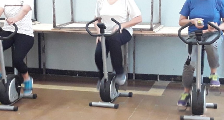 DIRECCIÓN DE DEPORTES INCORPORÓ 4 BICICLETAS FIJAS PARA GIMNASIA DE ADULTOS MAYORES