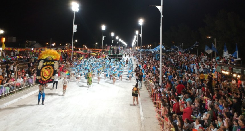 VILLA ÁNGELA VIVIÓ LA PRIMERA NOCHE DE MEGACARNAVALES CON UN MARCO MULTITUDINARIO DE PÚBLICO