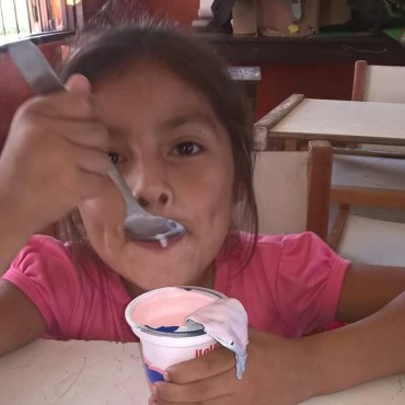LA CONCEJAL KARINA LEVIN VALORO EL GESTO DE UNA EMPRESA LOCAL QUE DONÓ 15 MIL YOGURES A ESCUELAS Y HOGARES