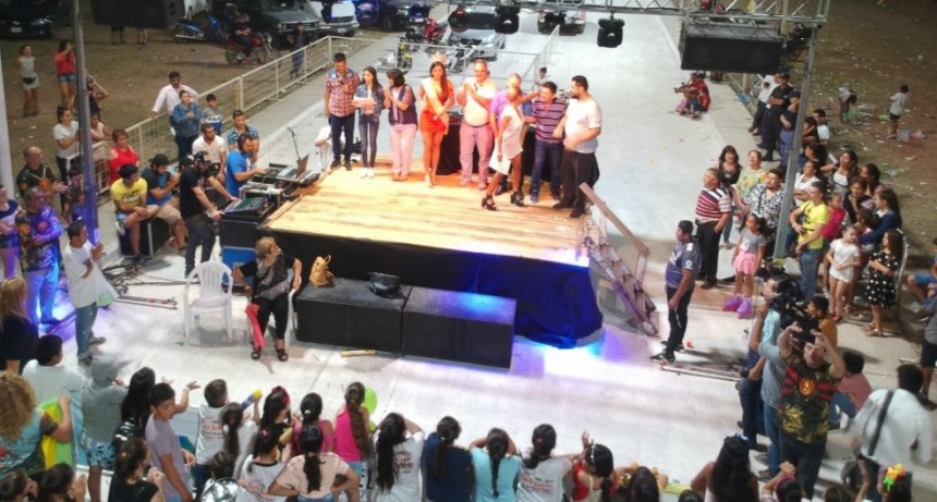GRAN PARTICIPACIÓN EN LA ENTREGA DE PREMIOS Y CORONACIÓN DE LA REINA DEL CARNAVAL
