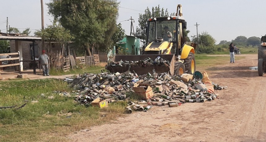 EL MUNICIPIO LEVANTÓ UNOS 3000 KG DE VIDRIO ACOPIADOS POR UNA VECINA POR SER UN POSIBLE CRIADERO DE MOSQUITOS  