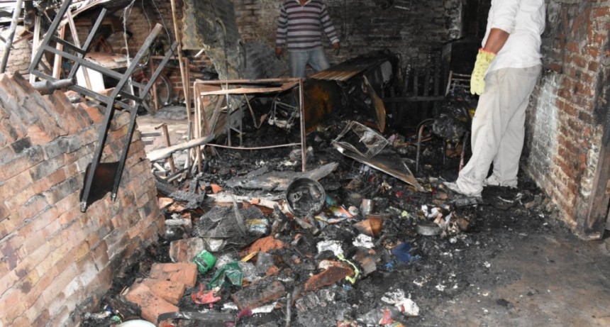 EL MUNICIPIO ASISTIÓ A FAMILIA QUE SUFRIÓ EL INCENDIO DE SU CASA EN EL BARRIO INDEPENDENCIA