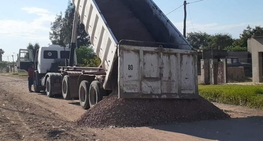 EL MUNICIPIO CONTINÚA COLOCANDO RIPIO EN LA AVENIDA WENCESLAO ESPINOSA