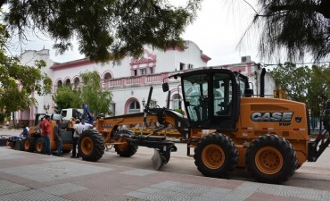 EN TIEMPO RECORD, EL MUNICIPIO DE VILLA ÁNGELA ADQUIRIÓ UNA MOTONIVELADORA Y UNA MINICARGADORA