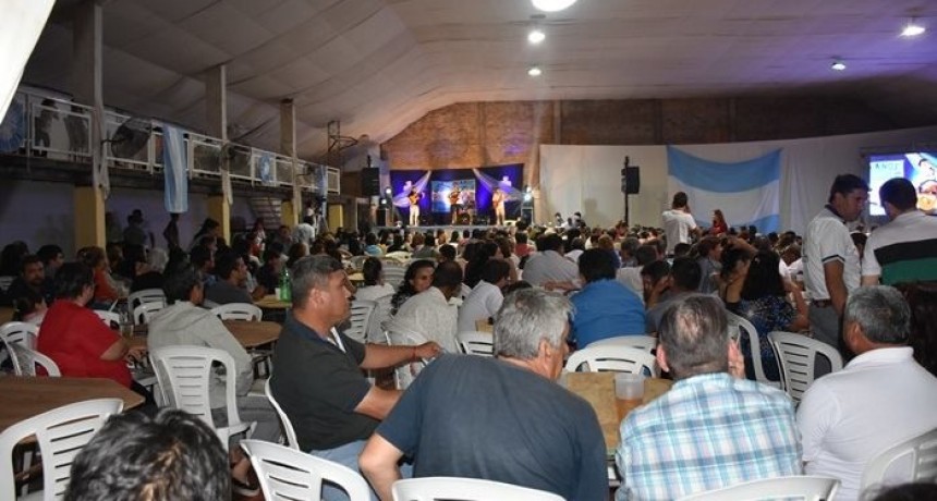 MULTITUDINARIA Y EMOTIVA VIGILIA EN HONOR AL VETERANO Y A LOS CAÍDOS EN LA GUERRA DE MALVINAS