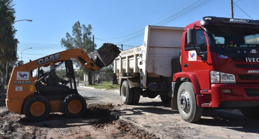 EL MUNICIPIO REPARA EL BACHE DE CALLE 1 DE MAYO ENTRE TUCUMAN Y SANTIAGO DEL ESTERO