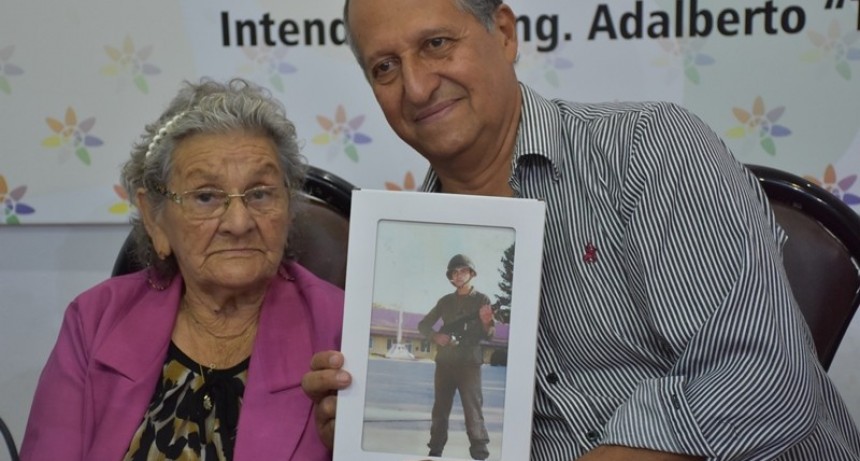 EMILIA FERNÁNDEZ RELATÓ EL DÍA EN QUE VISITÓ LA TUMBA DE SU HIJO, EL SOLDADO ROBERTO LUIS FERNÁNDEZ