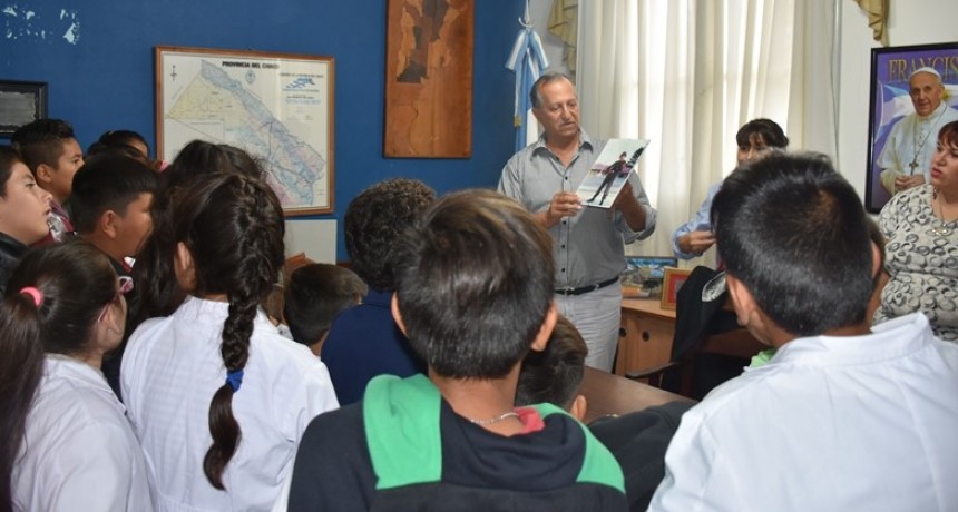 EL INTENDENTE ADALBERTO PAPP RECIBIÓ LA VISITA DE ALUMNOS Y DOCENTES DE LA EEP N°891 SANTA SYLVINA