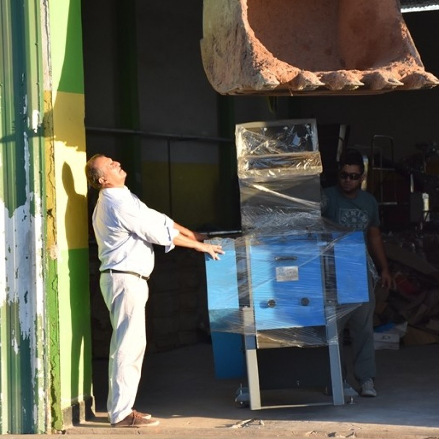 EL MUNICIPIO DE VILLA ÁNGELA RECIBIÓ LA MOLEDORA DE PET, COMPRADA CON LA VENTA DE RESIDUOS SÓLIDOS URBANOS
