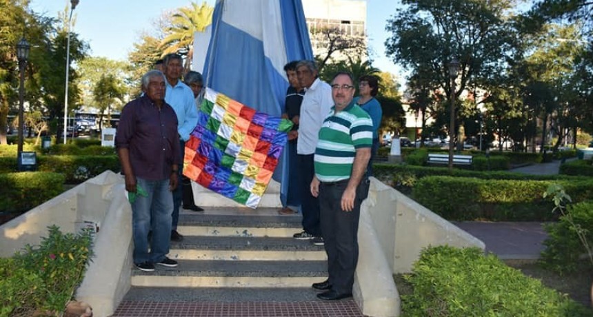 IZAMIENTO DE LA BANDERA WIPHALA JUNTO A LA BANDERA NACIONAL EN EL DÍA DE LA CONVIVENCIA DE LOS PUEBLOS ORIGINARIOS DE AMÉRICA