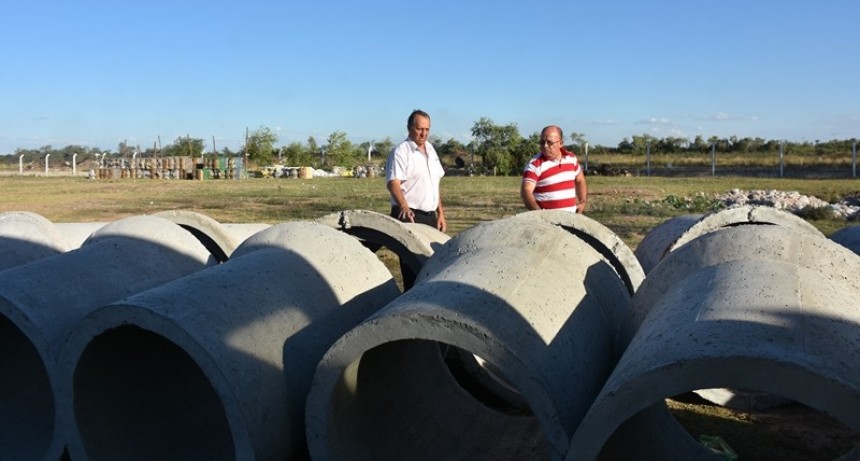EL MUNICIPIO COMPRÓ 60 CAÑOS DE HORMIGÓN ARMADO PARA CONTINUAR CON EL TRABAJO DE ALCANTARILLADO EN VILLA ÁNGELA