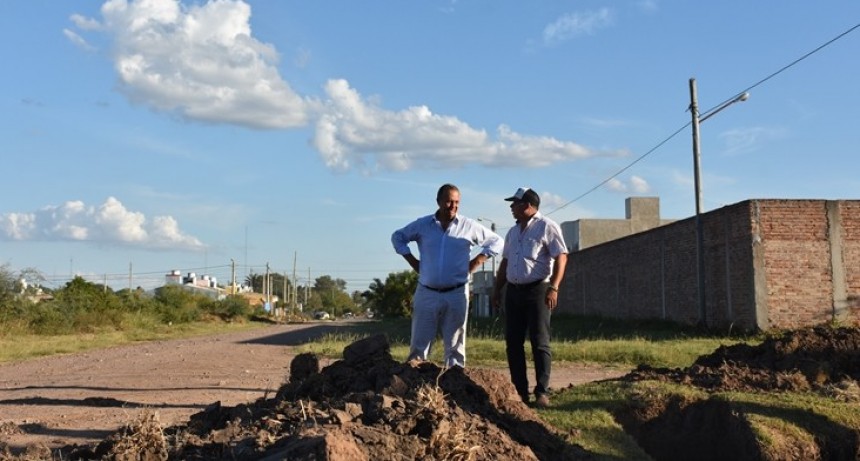 SERVICIOS PÚBLICOS REALIZA CUNETEO Y ALCANTARILLADO EN CALLE ARZAMENDIA Y SARMIENTO