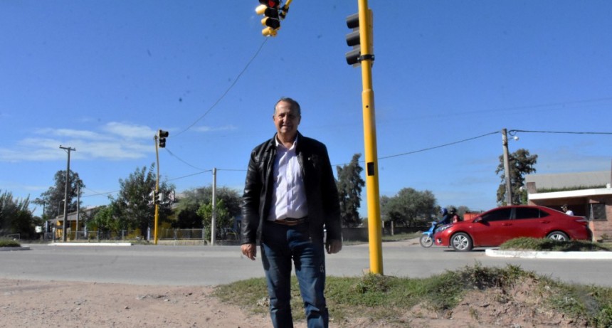 “INSTALAMOS EL 5TO JUEGO DE SEMÁFOROS EN NUESTRA GESTIÓN, FRENTE A LA ESCUELA N° 663”