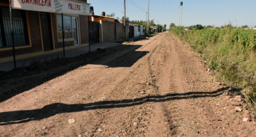 EL MUNICIPIO REALIZA TAREAS DE PERFILADO DE CALLES Y COLOCA NUEVAS ALCANTARILLAS