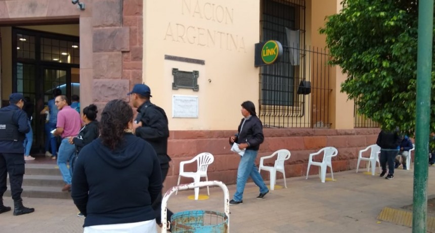 EL MUNICIPIO INTERVINO EN CAJEROS PARA MANTENER DISTANCIA Y DESINFECTARÁ LAS VEREDAS