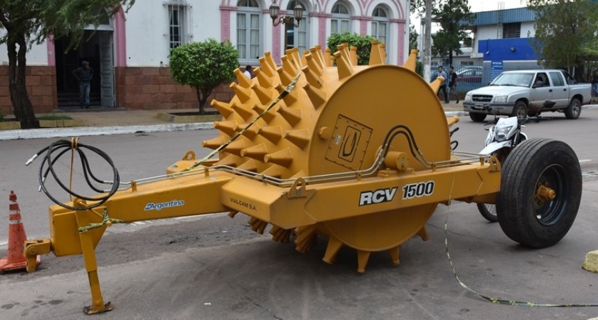 EL MUNICIPIO ADQUIRIÓ UN RODILLO PATA DE CABRA PARA COMPACTACIÓN DE SUELO