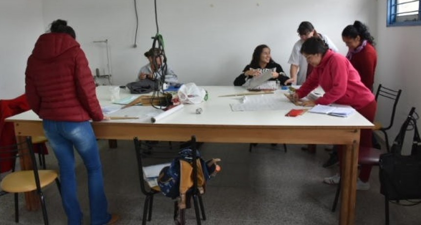 CURSOS GRATUITOS MAÑANA Y TARDE EN LA BIBLIOTECA MUNICIPAL MARCELO DE PHILLIPPIS