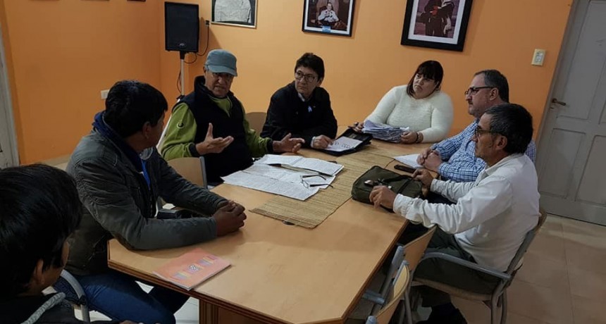 MUNICIPIO Y PUEBLOS ORIGINARIOS TRABAJAN EN LA CREACIÓN DE HUERTAS Y CRÍA DE POLLOS COMO SALIDA LABORAL INMEDIATA