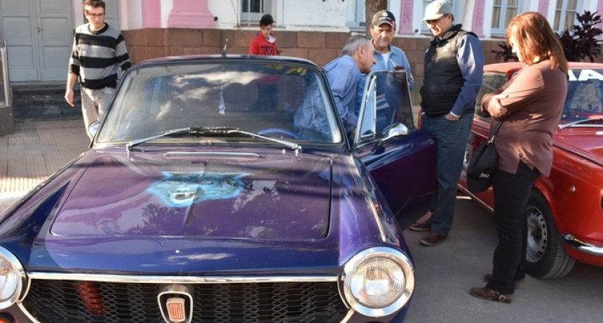 EXPOSICIÓN DE AUTOS ANTIGUOS, CON FINES SOLIDARIOS, POR EL CUMPLEAÑOS DE VILLA ÁNGELA