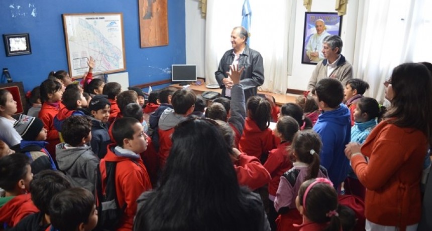 ALUMNOS Y DOCENTES DE LA ESCUELA N°1001 Y DE LA ESCUELA N°891 VISITARON AL INTENDENTE PAPP