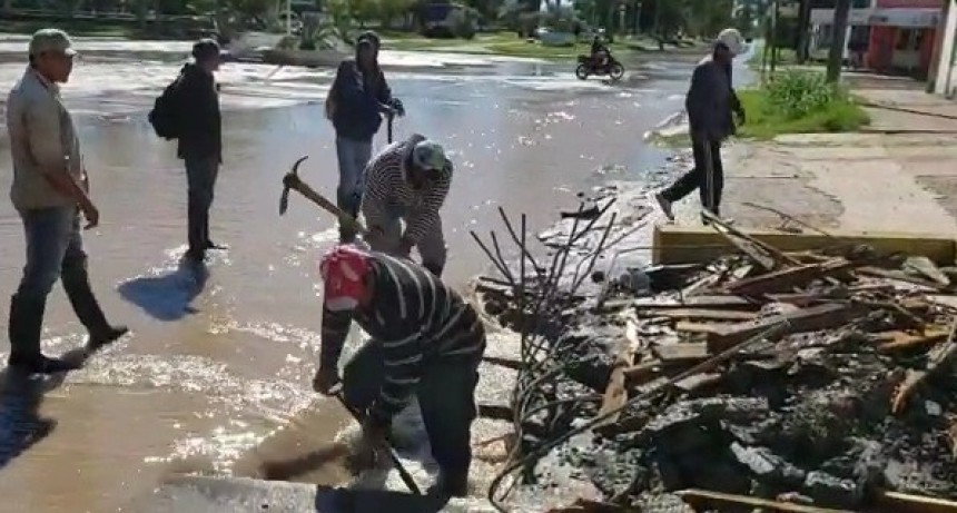  MUNICIPIO ABRIÓ ALCANTARILLA CERRADA CON HORMIGÓN PARA INCREMENTAR EL DRENAJE DEL AGUA
