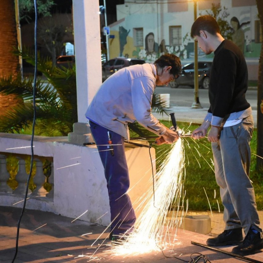ALUMNOS DE LA UEGP N° 172 REPARARON LUMINARIA DE LA  GLORIETA