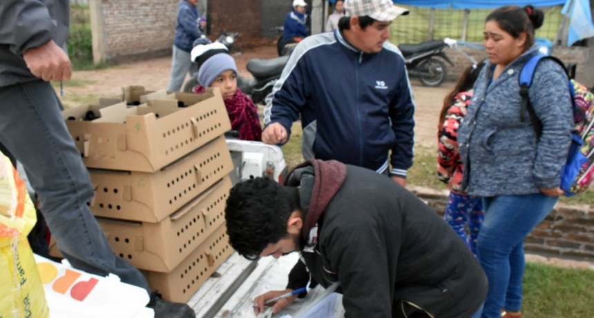 MUNICIPIO JUNTO A INTA ENTREGA 1300 POLLITOS DEL PROGRAMA PRO HUERTA A FAMILIAS DE LADRILLEROS