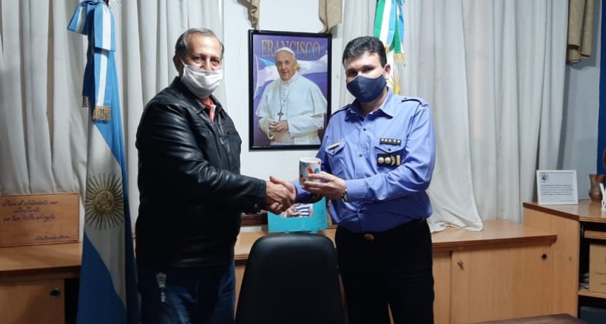 ADALBERTO PAPP SALUDA AL  COMISARIO DAVID VEGA POR SU RETIRO Y  A LA COMISARIO MIRTA CLEMANTOVICH POR SU TRASLADO