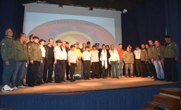EL MUNICIPIO AGASAJÓ A LOS BOMBEROS VOLUNTARIOS DE VILLA ÁNGELA EN LA CASA DE LA CULTURA