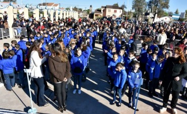 EL ACTO CENTRAL DEL DÍA DE LA BANDERA EN VILLA ÁNGELA SE REALIZÓ EN LA PLAZA 20 DE JUNIO DEL B° 279 V.