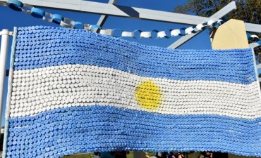 LA PLAZA 20 DE JUNIO LUCIÓ UNA GRAN BANDERA ARGENTINA REALIZADA CON ELEMENTOS RECICLADOS