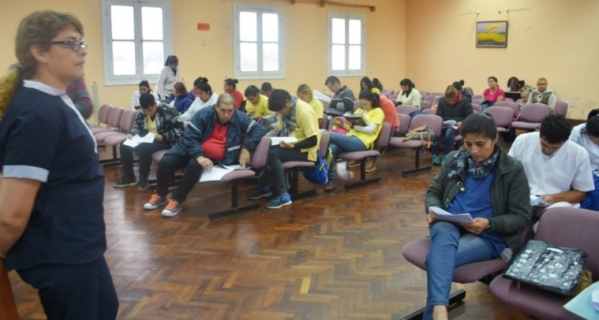 MÁS DE 100 ALUMNOS QUE CURSARON EL CURSO DE AUXILIAR DE ENFERMERÍA REVALIDARON SUS TÍTULOS 