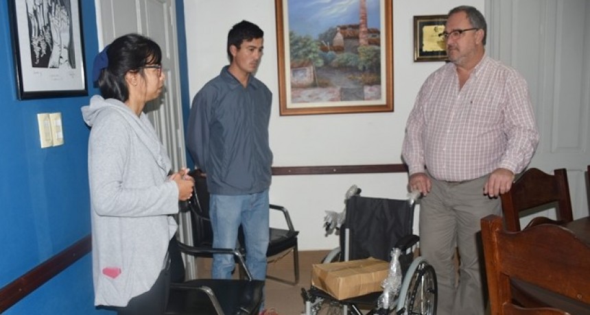 LA MUNICIPALIDAD ENTREGÓ UNA SILLA DE RUEDAS GESTIONADA A TRAVÉS DE IPRODICH