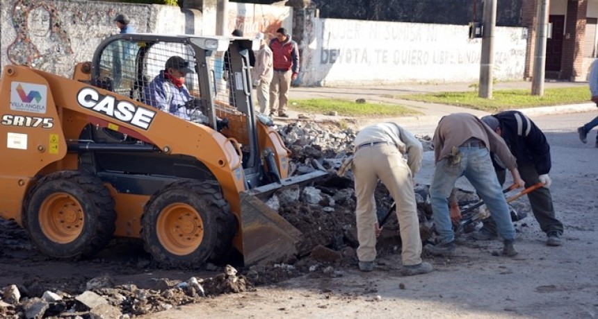 EL MUNICIPIO INICIÓ LA REPARACIÓN DEL BACHE DE ESQUINA SAN MARTÍN Y M. T. DE ALVEAR