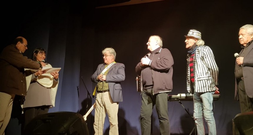 CON UN GRAN MARCO DE PÚBLICO, EL MUNICIPIO AGASAJÓ A LOS PADRES EN SU DÍA