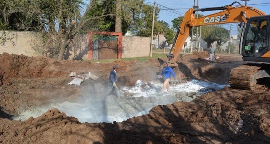 MUNICIPIO Y SAMEEP REPARARON POZO EN AVENIDA DEL TRABAJO PARA FINALIZACIÓN DE OBRA DE PAVIMENTACIÓN