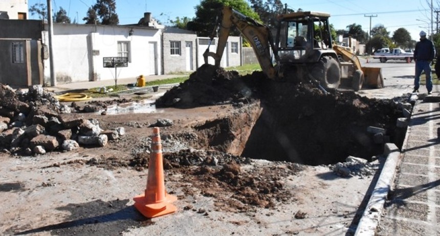EL MUNICIPIO COLABORA CON SAMEEP EN REPARACIÓN DE BACHE PRODUCIDO POR FILTRACIÓN DE AGUA